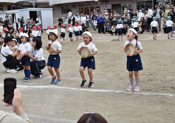 10.19　運動会-9　タンバリン隊「おどるポンポコリン」